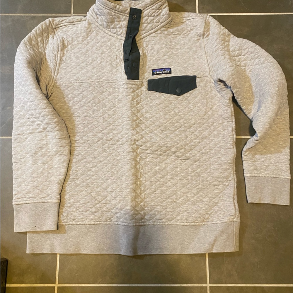 Patagonia light grey w/ navy accents women’s cotton quilt snap t pullover